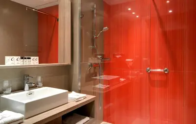 Salle de bains dans l'établissement The Originals Boutique, Hôtel Les Strélitzias