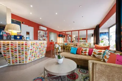 Coin salon dans l'établissement Hôtel Brimer Cannes