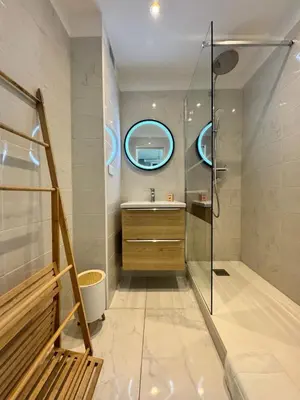Salle de bains dans l'établissement Villa D'Este - Apt 4 prs - clim - 300m plage - piscine-parking en option
