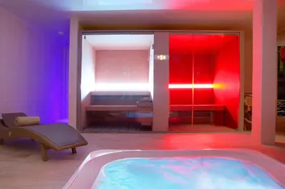Un ou plusieurs lits dans un hébergement de l'établissement Best Western Premier Le Patio des Artistes Wellness Jacuzzi