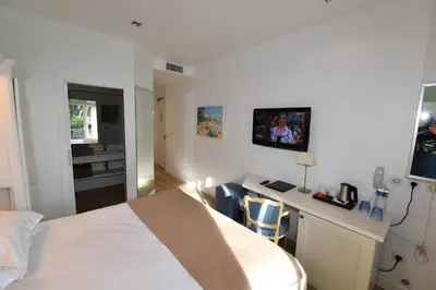Télévision ou salle de divertissement dans l'établissement Hôtel de Provence