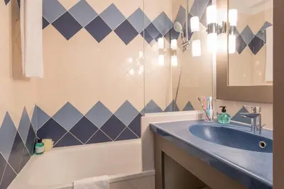Salle de bains dans l'établissement Résidence Pierre & Vacances La Rostagne