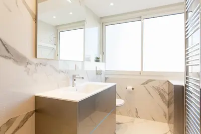 Salle de bains dans l'établissement On La Croisette: new 2 bedrooms with sea view