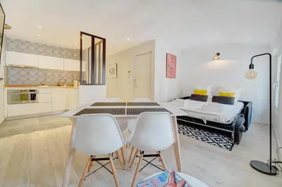 Cuisine ou kitchenette dans l'établissement IMMOGROOM - AC - 5min from the beaches 8 min from Palais