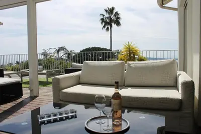 Coin salon dans l'établissement Rooftop grande terrasse jacuzzi vue mer