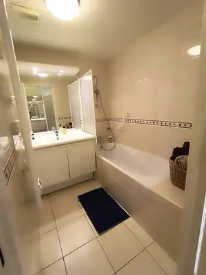 Salle de bains dans l'établissement Villa Salammbo