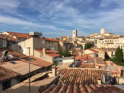Vue générale sur Antibes ou vue de la ville depuis l'appartement