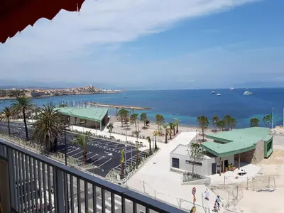 Vue générale sur la mer ou vue sur la mer prise depuis l'appartement