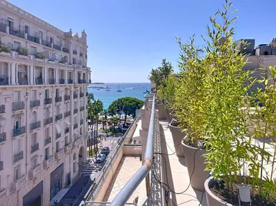 Vue générale sur la mer ou vue sur la mer prise depuis l'appartement