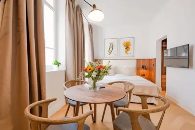 Un ou plusieurs lits dans un hébergement de l'établissement La Guitare 21 - Cozy studio in center of Cannes, just behind Grand Hotel