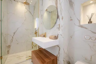 Salle de bains dans l'établissement La Guitare 22 - Spacious 1 BR apartment in the center of Cannes, right behind Grand Hotel