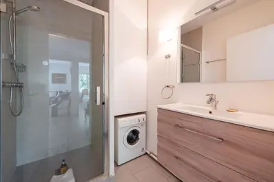 Salle de bains dans l'établissement Cozy 2-Br Apartment 6 Minutes from the Beach