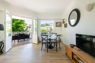 Télévision ou salle de divertissement dans l'établissement Cozy 2-Br Apartment 6 Minutes from the Beach