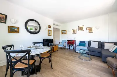 Coin salon dans l'établissement Cozy 2-Br Apartment 6 Minutes from the Beach