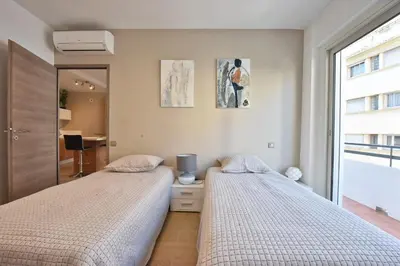 Un ou plusieurs lits dans un hébergement de l'établissement 3-Room Apartment in the Heart of Cannes