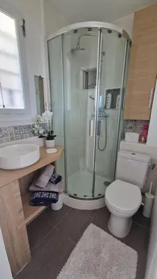 Salle de bains dans l'établissement Charmant petit studio à 100 m de la mer