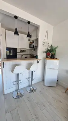 Cuisine ou kitchenette dans l'établissement Charmant petit studio à 100 m de la mer