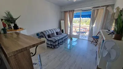 Coin salon dans l'établissement Charmant petit studio à 100 m de la mer