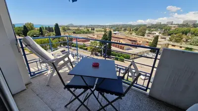 Balcon ou terrasse dans l'établissement Charmant petit studio à 100 m de la mer