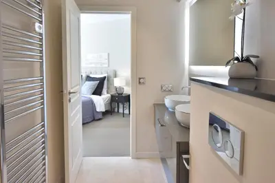 Un ou plusieurs lits dans un hébergement de l'établissement CANNES - 2-BR flat 15-min walk to the beaches