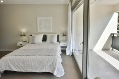 Un ou plusieurs lits dans un hébergement de l'établissement CANNES - 2-BR flat 15-min walk to the beaches