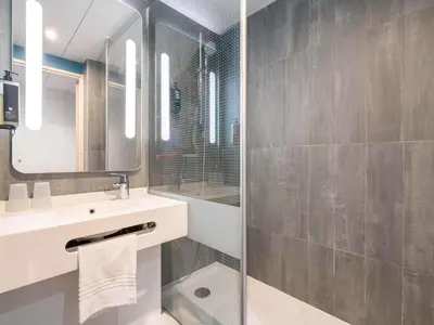 Salle de bains dans l'établissement ibis Antibes Sophia-Antipolis