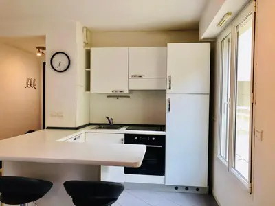 Cuisine ou kitchenette dans l'établissement Studio plage parking et proche vieil antibes