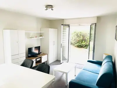 Télévision ou salle de divertissement dans l'établissement Studio plage parking et proche vieil antibes
