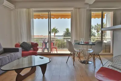 Coin salon dans l'établissement 1-Br Apartment Sea View Steps from Beaches