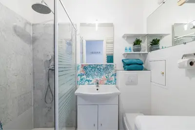 Salle de bains dans l'établissement Joli grand appartement terrasse lit 180X200 vue mer 10min plages