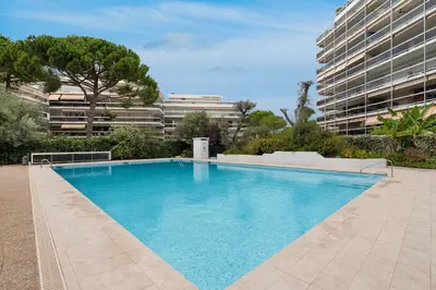 Piscine de l'établissement Joli grand appartement terrasse lit 180X200 vue mer 10min plages ou située à proximité