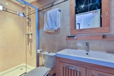 Salle de bains dans l'établissement Emeraude Résidence Hotelière