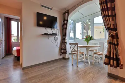 Télévision ou salle de divertissement dans l'établissement Emeraude Résidence Hotelière