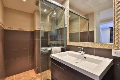 Salle de bains dans l'établissement Emeraude Résidence Hotelière