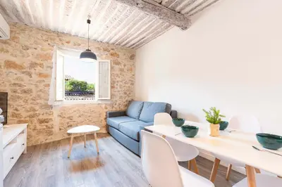 Coin salon dans l'établissement Chez Dominique - 1 chbre Centre Antibes Migrainier T2 avec AC