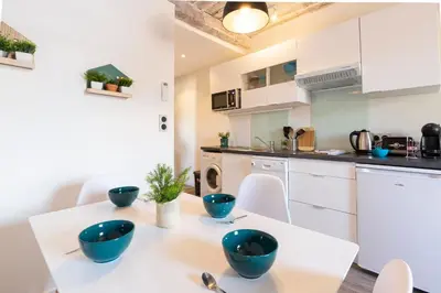 Cuisine ou kitchenette dans l'établissement Chez Dominique - 1 chbre Centre Antibes Migrainier T2 avec AC