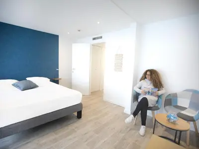 Un ou plusieurs lits dans un hébergement de l'établissement Tiercé Hotel