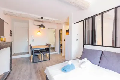 Un ou plusieurs lits dans un hébergement de l'établissement Chez Dominique - 2 chbres 2-6pers centre Antibes Migrainier T3 with AC