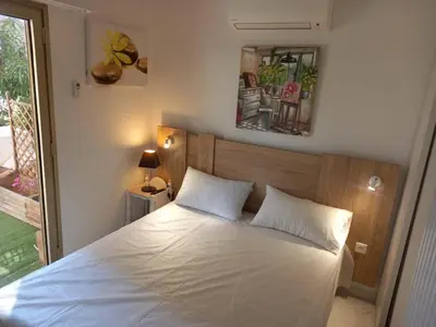 Un ou plusieurs lits dans un hébergement de l'établissement T3 A/C Côte d'Azur, Piscine, Plage à 350m, WIFI