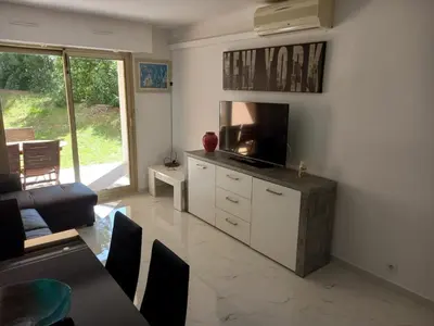Coin salon dans l'établissement T3 A/C Côte d'Azur, Piscine, Plage à 350m, WIFI