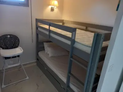Un ou plusieurs lits superposés dans un hébergement de l'établissement T3 A/C Côte d'Azur, Piscine, Plage à 350m, WIFI