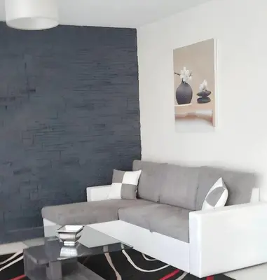 Coin salon dans l'établissement Appartement charmant avec vue sur la mer au Cannet - 58 m²
