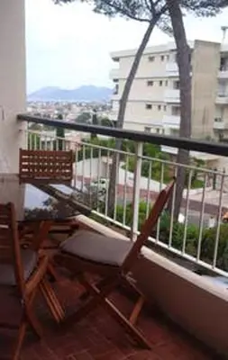 Balcon ou terrasse dans l'établissement Appartement charmant avec vue sur la mer au Cannet - 58 m²