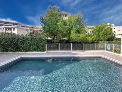 Piscine de l'établissement Appartement Danaé Antibes ou située à proximité