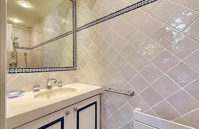 Salle de bains dans l'établissement L'ORANGER maison pittoresque et confortable proche des plages, Croisette et centre-ville