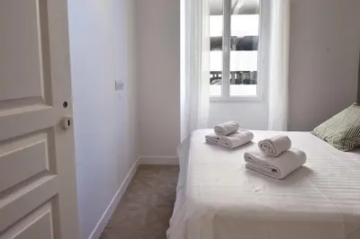 Un ou plusieurs lits dans un hébergement de l'établissement Modern 3-Br Apartment in City Center 5 Minutes from Palais and Beache