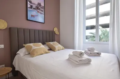 Un ou plusieurs lits dans un hébergement de l'établissement Modern 3-Br Apartment in City Center 5 Minutes from Palais and Beache