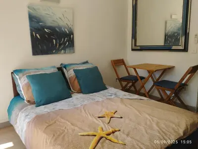 Un ou plusieurs lits dans un hébergement de l'établissement Studio Rez de jardin Marina baie des Anges