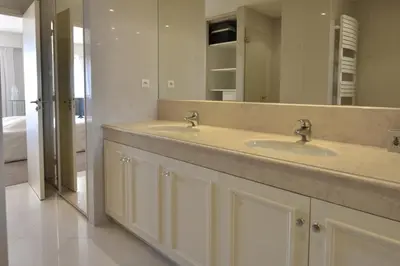 Salle de bains dans l'établissement Close to downtown Cannes swimming pool and sea view