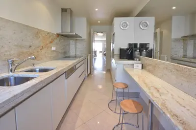 Cuisine ou kitchenette dans l'établissement Close to downtown Cannes swimming pool and sea view